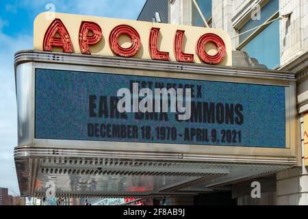 Un tributo al rapper americano DMX sul marchese dell'Apollo Theatre nel quartiere di Harlem. 10 Apr 2021 Foto Stock