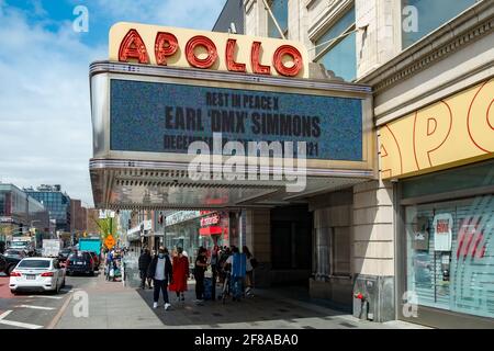 Un tributo al rapper americano DMX sul marchese dell'Apollo Theatre nel quartiere di Harlem. 10 Apr 2021 Foto Stock