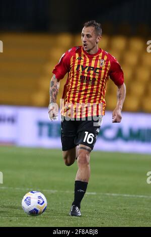 L'attaccante italiano di Benevento Riccardo Improta controlla il pallone durante la partita di calcio della serie A tra Benevento e US Sassuolo allo stadio del Ciro Vigorito, Benevento, Italia, il 12 aprile 2021 Foto Stock