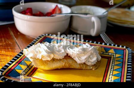 crepes di fragole per brunch con panna montata Foto Stock