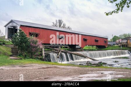 Bridgeton Indiana USA maggio 2019; Bridgeton ponte coperto attraversa il laghetto mulino e la cascata in questa pittoresca città del Nord America Foto Stock