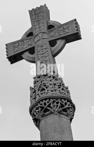 Nero e bianco di pietra Croce Celtica irlandese con scolpito Shamrock Irlanda Foto Stock