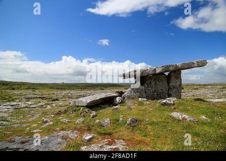 Poulnabrone Dolmen Portal Tomba con Green Grass e Blue Sky nel Burren, County Clare, Irlanda Foto Stock