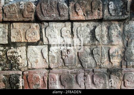 Muro di teschi di pietra scolpiti a Chichen Itza rovine archeologiche a Yucatan, Messico Foto Stock