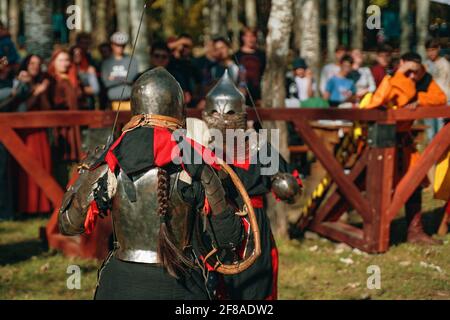 Combatte tra le donne in armatura. Simulazione di una battaglia medievale tra cavalieri. Lotta con la spada. Arena con spettatori. Bishkek, Kirghizistan - 13 ottobre 2019 Foto Stock