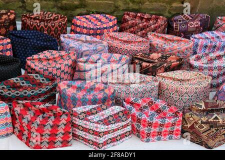 Colorati cappelli in tessuto tradizionale Dhaka topi al mercato in Nepal Foto Stock