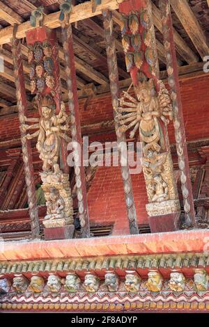 Decorazione tradizionale di donne di legno intagliato al tempio di Changunarayan in Nepal Foto Stock