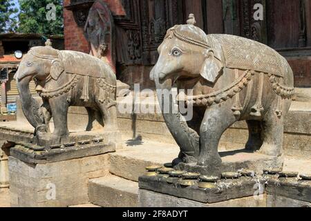 Statue di elefanti di pietra al tempio di Changunarayan in Nepal Foto Stock