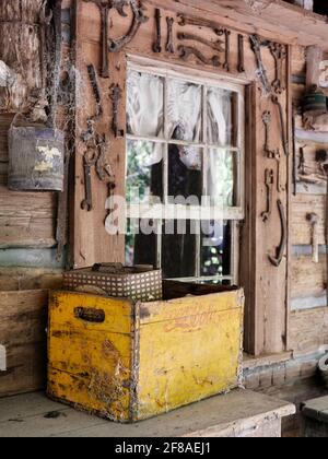 Vecchia cassa di legno giallo vintage Coca-Cola o scatola da una finestra cabina in Alabama rurale. Foto Stock