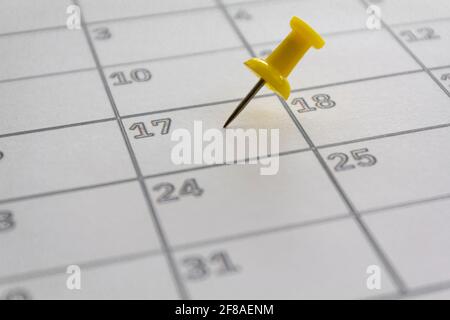 Calendario con pushpin nel maggio 17 per illustrare la nuova data estesa per la restituzione federale delle imposte sul reddito IRS. Concetto di scadenza fiscale USA Foto Stock