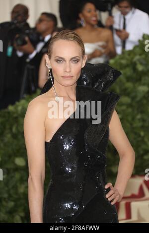 Amber Valletta indossa Saint Laurent arriva al 2018 Met Costume Gala Heavenly Bodies, tenuto al Metropolitan Museum of Art di New York City, lunedì 7 maggio 2018. Foto di Jennifer Graylock-Graylock.com 917-519-7666 Foto Stock