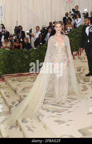 Rosie Huntington-Whiteley durante il 2018 Met Costume Gala Heavenly Bodies, tenuto al Metropolitan Museum of Art di New York City, lunedì 7 maggio 2018. Foto di Jennifer Graylock-Graylock.com 917-519-7666 Foto Stock