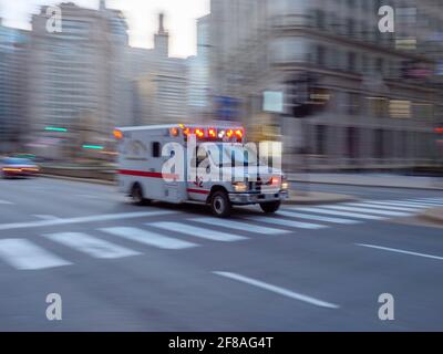 Ambulanza del reparto dei vigili del fuoco di Chicago che scorre verso nord su Michigan Avenue. Sfocatura del movimento. Foto Stock