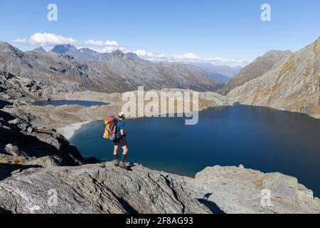 Escursionista con vista sul lago Nerine, Nuova Zelanda Foto Stock