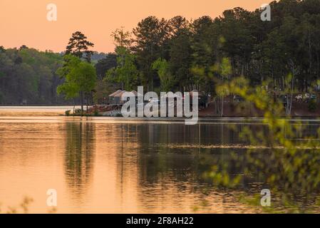 Il lago si snoda al tramonto lungo il lago Stone Mountain presso lo Stone Mountain Park Campground vicino ad Atlanta, Georgia. (STATI UNITI) Foto Stock