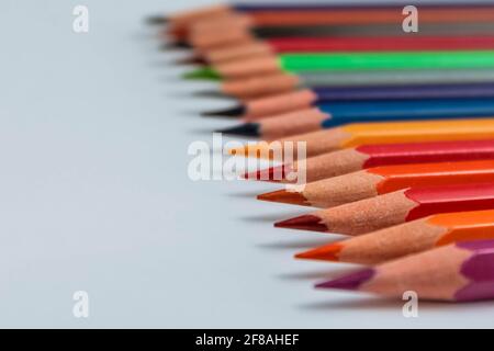 Fila di matita di legno multicolore isolata su sfondo bianco Foto Stock