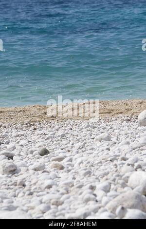 Immagine verticale di una bellissima spiaggia rocciosa Foto Stock