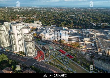 Vista aerea di Castle Hill con stazione della metropolitana, centro commerciale e appartamenti alti nelle vicinanze. Foto Stock