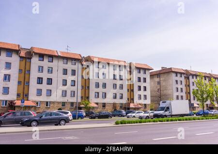 POZNAN, POLONIA - 06 maggio 2016: Fila di nuovi edifici moderni con auto parcheggiate in via Marcelinska Foto Stock