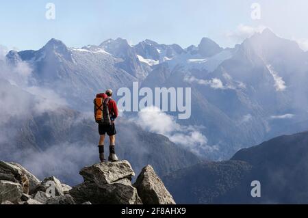 Uomo in montagna con vista mozzafiato, Nuova Zelanda Foto Stock