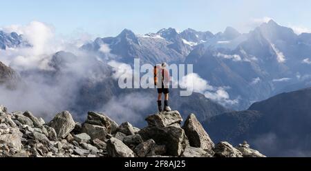 Uomo in montagna con vista mozzafiato, Nuova Zelanda Foto Stock