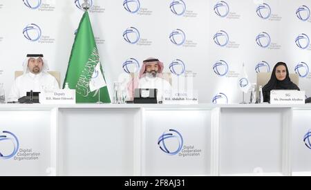 (210413) -- RIYADH, 13 aprile 2021 (Xinhua) -- Abdullah al-Swaha (C), ministro delle comunicazioni e delle tecnologie dell'informazione dell'Arabia Saudita, partecipa alla prima riunione del consiglio dell'Organizzazione per la cooperazione digitale (DCO) a Riyadh, Arabia Saudita, 12 aprile 2021. Con sede nella capitale Saudita Riyadh, il DCO ha tenuto la sua prima riunione del consiglio lunedì e ha annunciato la Nigeria e l'Oman come membri fondatori. (Ministero Saudita delle Comunicazioni e dell'Information Technology/Handout via Xinhua) Foto Stock