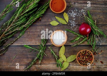 Spezie ed erbe su tavola rustica di legno. Foto Stock