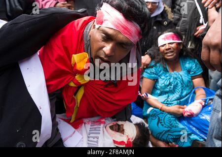 I tamil protestano contro la guerra civile in corso tra il governo dello Sri Lanka e le Tigri tamil. Alcuni manifestanti indossavano bende e fingevano di essere feriti per rappresentare vittime civili della guerra. Il governo dello Sri Lanka ha annunciato la sconfitta delle Tigri tamil il 16 maggio 2009, dopo 26 anni di conflitto. Parliament Square, Londra, Regno Unito. 18 maggio 2009 Foto Stock