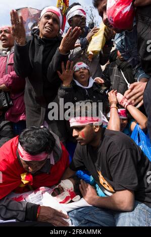 I tamil protestano contro la guerra civile in corso tra il governo dello Sri Lanka e le Tigri tamil. Alcuni manifestanti indossavano bende e fingevano di essere feriti per rappresentare vittime civili della guerra. Il governo dello Sri Lanka ha annunciato la sconfitta delle Tigri tamil il 16 maggio 2009, dopo 26 anni di conflitto. Parliament Square, Londra, Regno Unito. 18 maggio 2009 Foto Stock