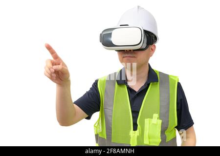 Uomo che indossa occhiali per realtà virtuale. Studio, sfondo bianco. Foto Stock