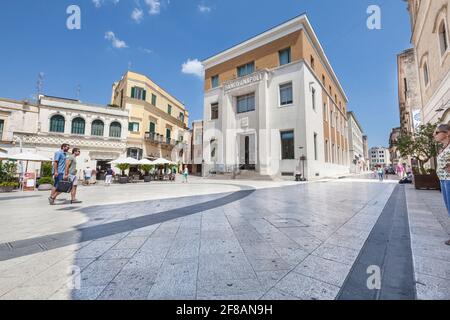 Matera, Italia. 08 agosto 2015: Architettura italiana. Piazza Vittorio Veneto (nome della piazza) a Matera, Italia. Matera è una città e una provincia del re Foto Stock