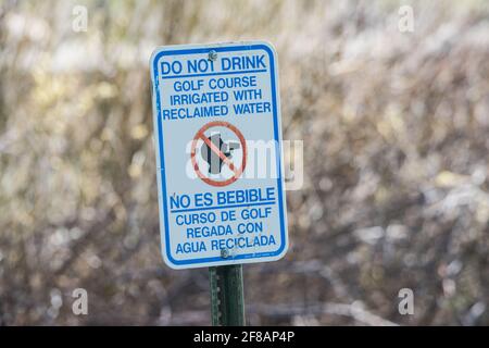 Un segno nel campo da golf di Wawona nel parco nazionale di Yosemite, California avvertente che l'acqua nel ruscello è unsafe da bere poichè è acqua rigenerata. Foto Stock