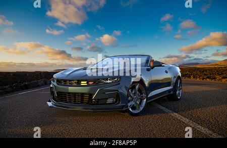 Chevrolet Camaro convertibile su una strada panoramica Foto Stock