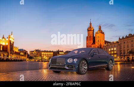 Bentley Flying Spur sullo sfondo di un'architettura storica Foto Stock