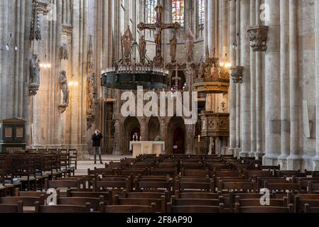 Halberstadt, Germania. 05 aprile 2021. Ammira la cattedrale di Halberstadt, St. Stephanus e St. Sisto, con il rood screen gotico e il gruppo a croce trionfale. Credit: Stefano Nosini/dpa-Zentralbild/ZB/dpa/Alamy Live News Foto Stock