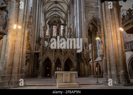 Halberstadt, Germania. 05 aprile 2021. Ammira la cattedrale di Halberstadt, St. Stephanus e St. Sisto, con il rood screen gotico e il gruppo a croce trionfale. Credit: Stefano Nosini/dpa-Zentralbild/ZB/dpa/Alamy Live News Foto Stock