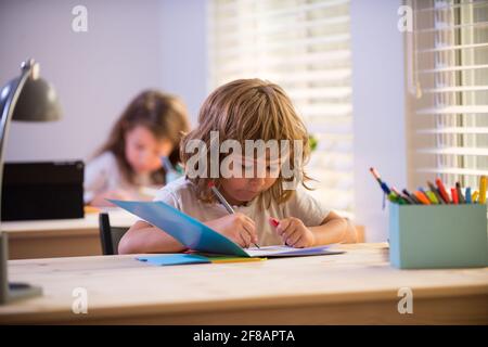 Scolaresche e scolaresche in classe. Istruzione e apprendimento. Foto Stock