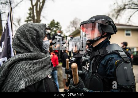 Brooklyn Center, Stati Uniti. 11 Apr 2021. I manifestanti si manifestano vicino all'angolo tra Katherene Drive e 63rd Ave North il 11 aprile 2021 a Brooklyn Center, Minnesota, dopo l'uccisione di Daunte Wright. Foto: Chris Tuite/ImageSPACE Credit: Imagespace/Alamy Live News Foto Stock