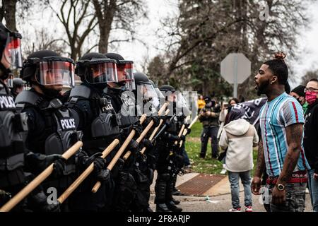 Brooklyn Center, Stati Uniti. 11 Apr 2021. I manifestanti si manifestano vicino all'angolo tra Katherene Drive e 63rd Ave North il 11 aprile 2021 a Brooklyn Center, Minnesota, dopo l'uccisione di Daunte Wright. Foto: Chris Tuite/ImageSPACE Credit: Imagespace/Alamy Live News Foto Stock