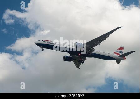 07.04.2021, Singapore, Repubblica di Singapore, Asia - UN aereo passeggeri della British Airways Boeing 777-300 ER si avvicina all'aeroporto di Changi per l'atterraggio. Foto Stock