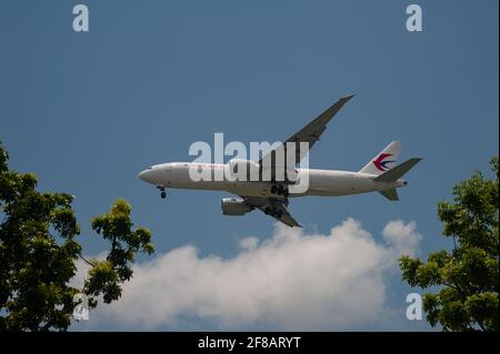 11.04.2021, Singapore, Repubblica di Singapore, Asia - China Cargo Airlines Boeing 777-200 F (ER) l'aereo da trasporto si avvicina all'aeroporto di Changi per l'atterraggio. Foto Stock