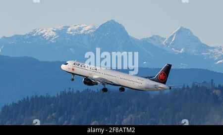 Richmond, British Columbia, Canada. 12 Aprile 2021. Un Air Canada Airbus A321-200 Jet (C-GIUF) decade dall'Aeroporto Internazionale di Vancouver. Credit: Bayne Stanley/ZUMA Wire/Alamy Live News Foto Stock
