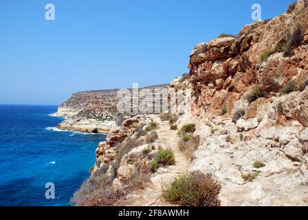 Una piccola passeggiata di rocce di fronte al Mar Mediterraneo. Lampedusa, estate 2009. Foto Stock