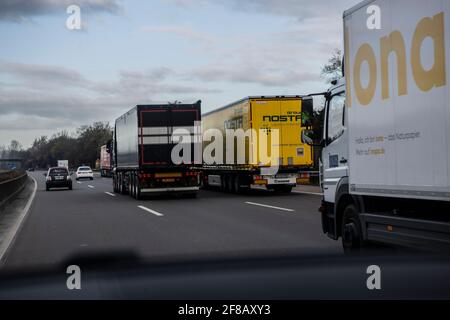 Elefantenrennen auf der Autobahn A52 bei Düsseldorf. Die LKW überholen sich gegenseitung und erzeugen dadurch Staus Foto Stock