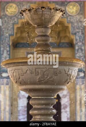 Immagine verticale di un agico Mirza nella Moschea Gazi Husrev-bey, Sarajevo, Bosnia-Erzegovina Foto Stock