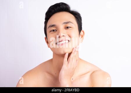 Ritratto di bell'uomo asiatico sorridente Foto Stock