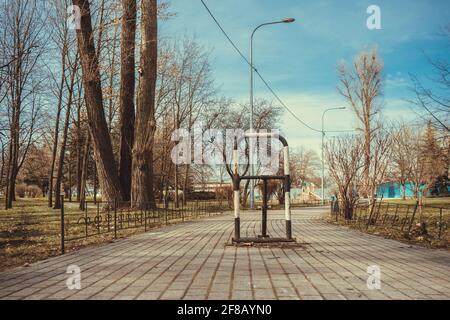 Blocco per auto su una strada pedonale in un parco Foto Stock