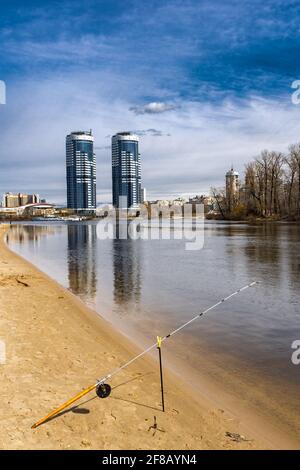 Pesca sul fiume nel parco cittadino Foto Stock