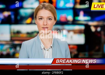 Una anchorwoman che riporta notizie dal vivo in studio TV. Sfondo di più schermi della sala di controllo delle trasmissioni. Concetto di giornalismo Foto Stock