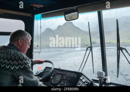 Thorsmork, Islanda-06.05.2019: Il conducente di un autobus fuoristrada presta molta attenzione quando attraversa il fiume nella valle di Thorsmork, Islanda meridionale. Foto Stock